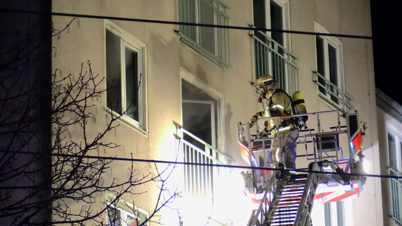 Feuerwehrbeamte retten Bewohner aus stark verrauchter Wohnung: Der verletzte Mann wurde in eine Spezialklinik eingeliefert.