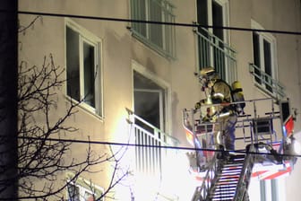 Feuerwehrbeamte retten Bewohner aus stark verrauchter Wohnung: Der verletzte Mann wurde in eine Spezialklinik eingeliefert.