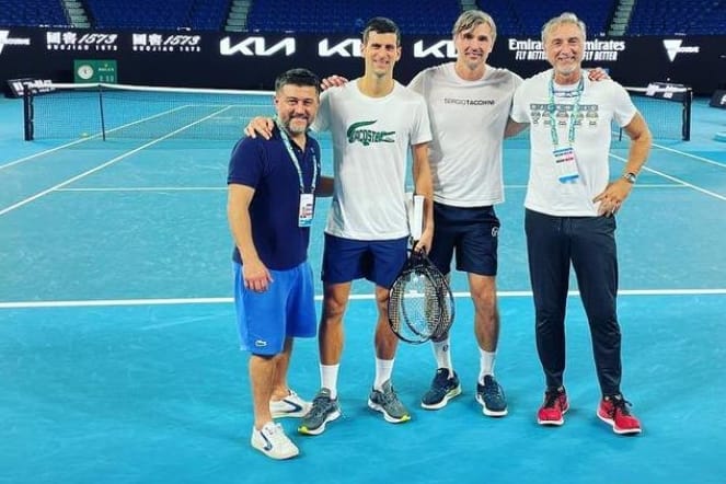 Zurück auf dem Platz: Novak Djokovic posiert für ein Instagram-Foto auf dem Center Court der Australian Open in Melbourne.