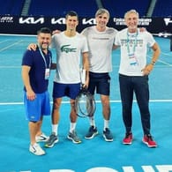 Zurück auf dem Platz: Novak Djokovic posiert für ein Instagram-Foto auf dem Center Court der Australian Open in Melbourne.