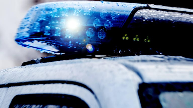 Polizeiauto mit Blaulicht: Der mutmaßliche Täter soll die Zwölfjährige an einem Weg abgepasst haben. (Symbolfoto)