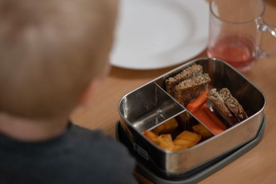 Die Verbraucherzentralen dringen auf verbindliche Vorgaben für eine gesündere Fertigprodukte besonders bei Kindern.