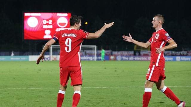 Nationalspieler Jakub Kaminski (r) klatscht mit Robert Lewandowski ab. Nationalspieler Jakub Kaminski (r) klatscht mit Robert Lewandowski ab.