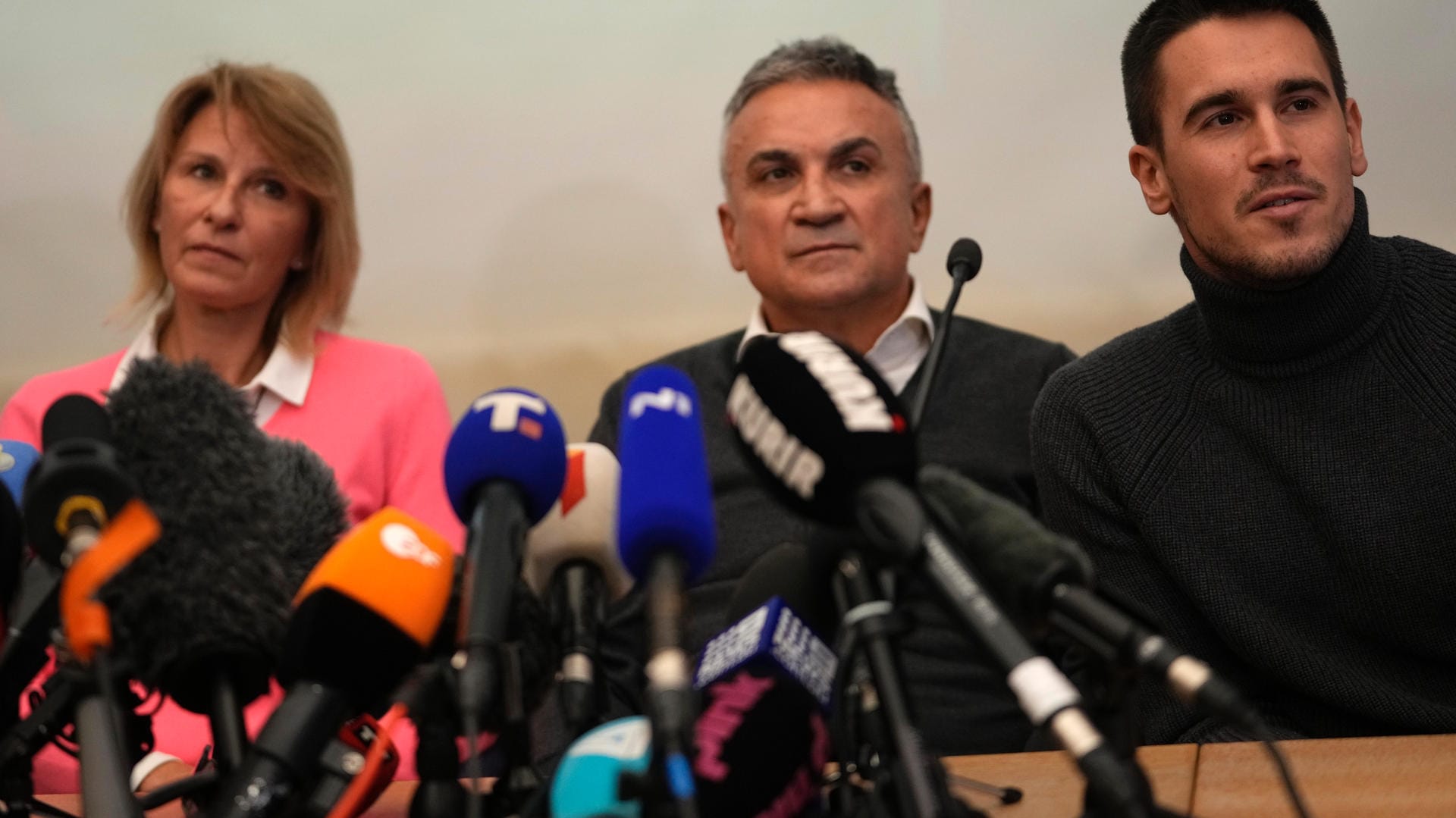 Mama, Papa und Bruder vereint auf der Pressekonferenz: Die Familie von Novak Djokovic stellte sich klar hinter den Tennisstar.