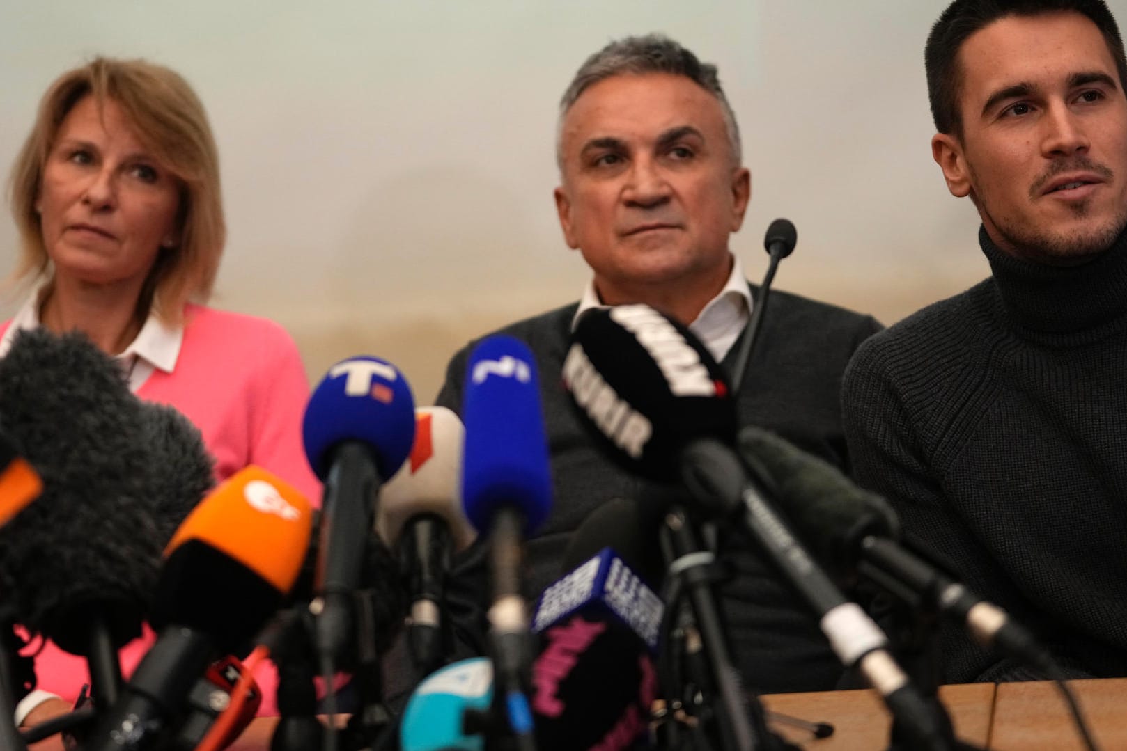 Mama, Papa und Bruder vereint auf der Pressekonferenz: Die Familie von Novak Djokovic stellte sich klar hinter den Tennisstar.