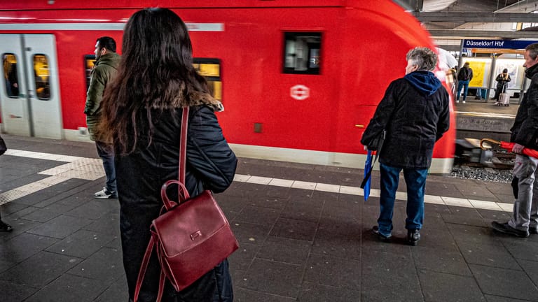 Menschen am Düsseldorfer Hauptbahnhof (Archivbild): Der Vater stand noch draußen, als sich die Türen des Zugs plötzlich schlossen.