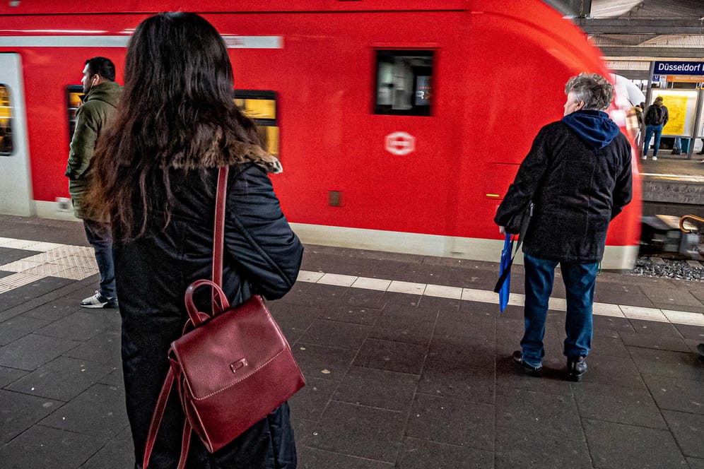 Menschen am Düsseldorfer Hauptbahnhof (Archivbild): Der Vater stand noch draußen, als sich die Türen des Zugs plötzlich schlossen.