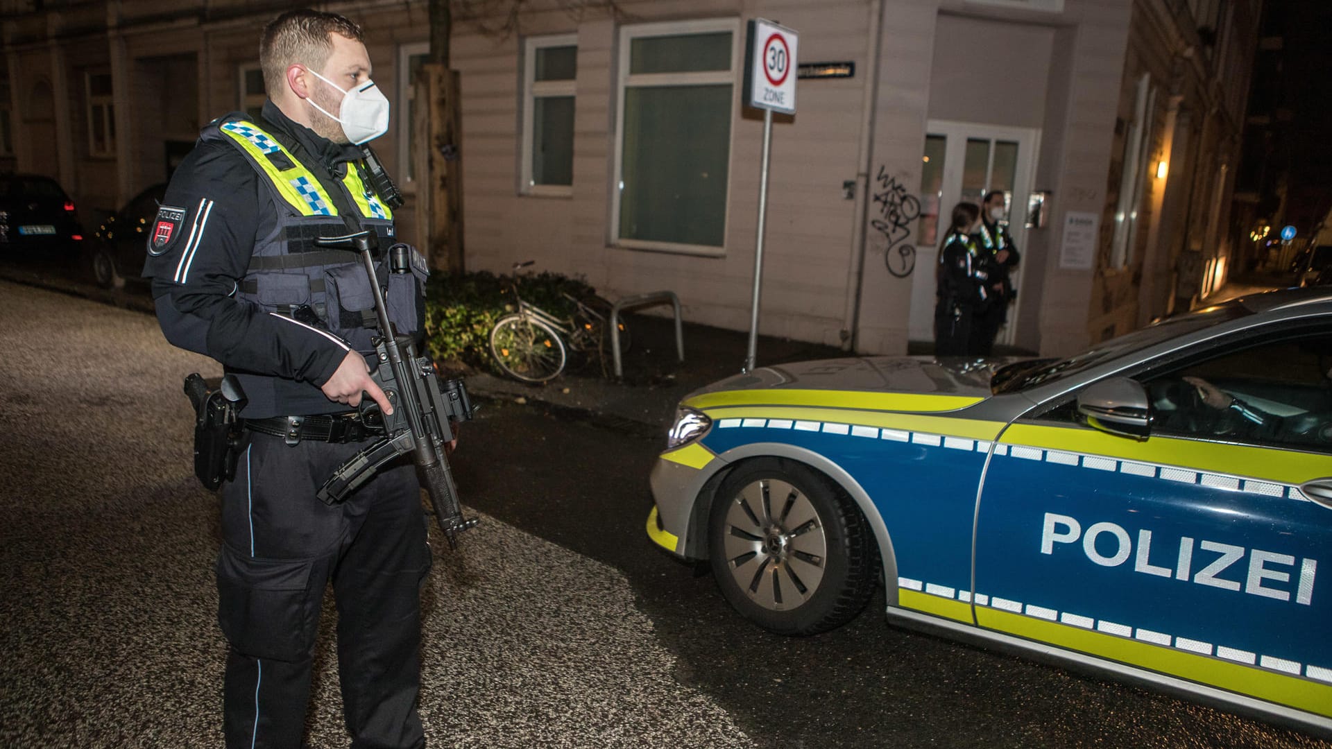 Schwer bewaffnete Polizeibeamte am Einsatzort: Die Folgen seines Streiches hat der Junge nicht vorhersehen können.