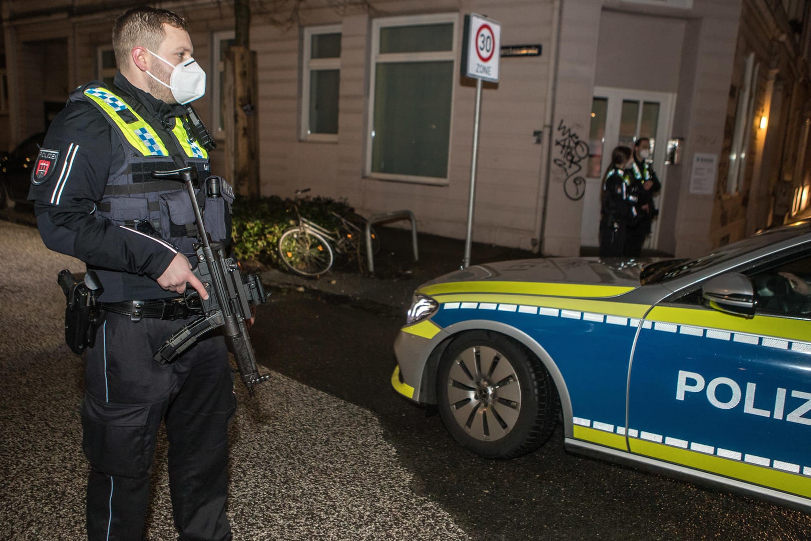 Schwer bewaffnete Polizeibeamte am Einsatzort: Die Folgen seines Streiches hat der Junge nicht vorhersehen können.