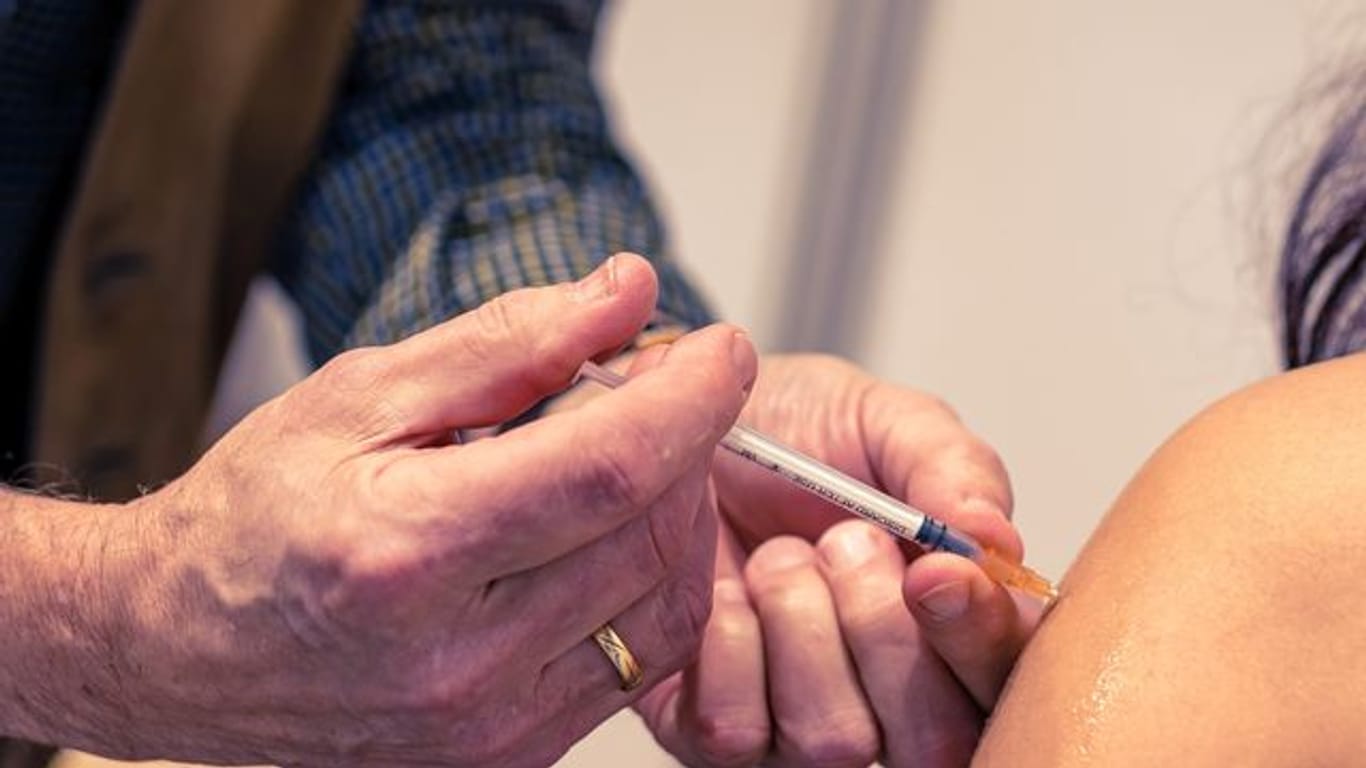 Die SPD hat bisher eher allgemein in Aussicht gestellt, den Abschluss eines Gesetzgebungsprozesses zu einer Impfpflicht "im ersten Quartal" anzustreben.