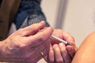 Die SPD hat bisher eher allgemein in Aussicht gestellt, den Abschluss eines Gesetzgebungsprozesses zu einer Impfpflicht "im ersten Quartal" anzustreben.