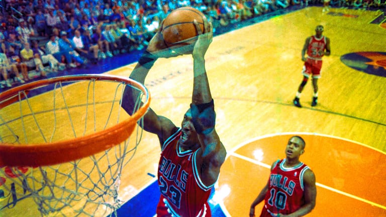 Gewohnt Poste: Michael Jordan beim Dunk im Trikot der Chicago Bulls.