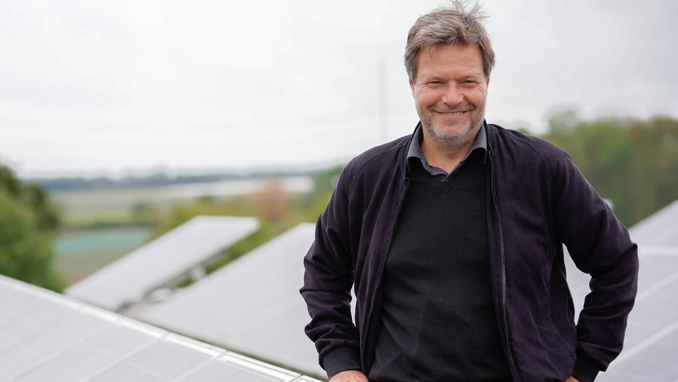 Robert Habeck inmitten von Solarplatten: Er möchte eine Solarpflicht für Neubauten einführen.