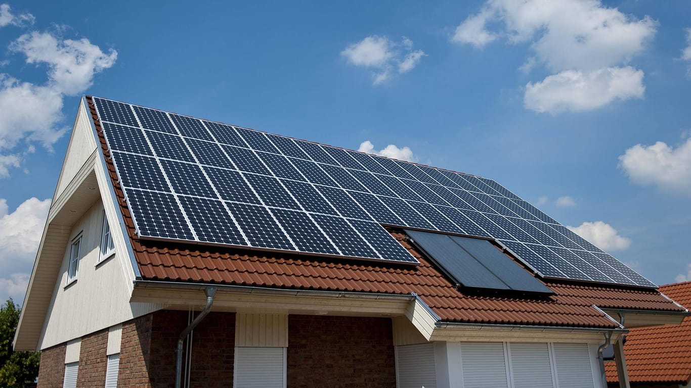 Solardach auf einem Wohnhaus: "Alle geeigneten Dachflächen sollen künftig für die Solarenergie genutzt werden", steht im Koalitionsvertrag.