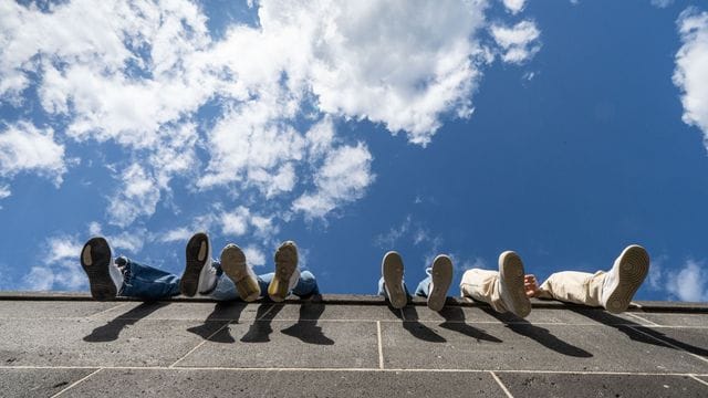 Sonnige Aussicht für die berufliche Zukunft nach dem Abi: Jugendliche aus nichtakademischen Familien können über ein Förderprogramm Unterstützung bekommen.