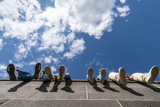 Sonnige Aussicht für die berufliche Zukunft nach dem Abi: Jugendliche aus nichtakademischen Familien können über ein Förderprogramm Unterstützung bekommen.