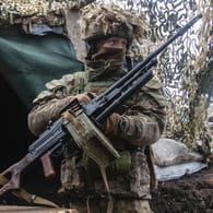 Ein ukrainischer Soldat an der Trennlinie zu pro-russischen Rebellen in der Region Donezk: Am Mittwoch trifft sich der Nato-Russland-Rat in Brüssel.