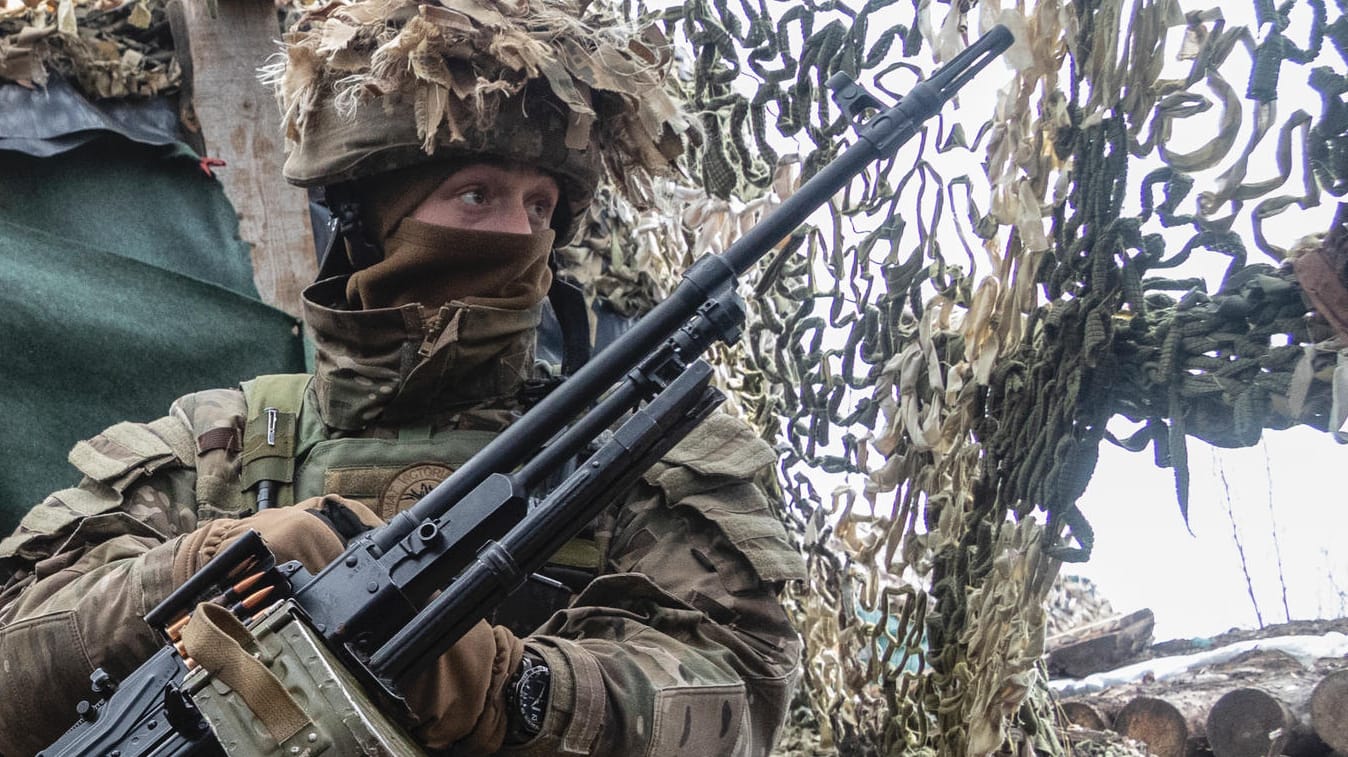 Ein ukrainischer Soldat an der Trennlinie zu pro-russischen Rebellen in der Region Donezk: Am Mittwoch trifft sich der Nato-Russland-Rat in Brüssel.