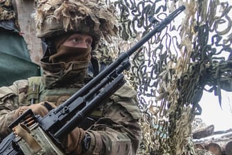 Ein ukrainischer Soldat an der Trennlinie zu pro-russischen Rebellen in der Region Donezk: Am Mittwoch trifft sich der Nato-Russland-Rat in Brüssel.