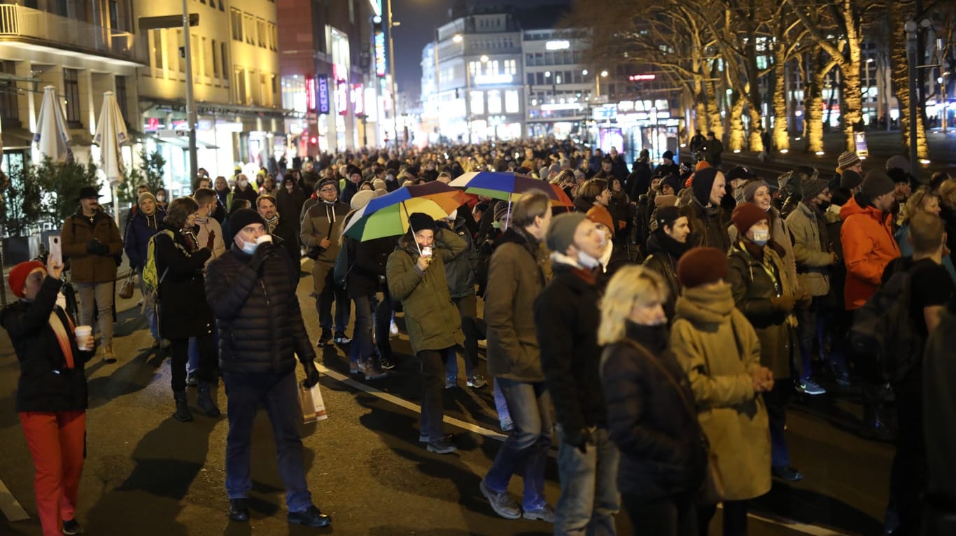 Demonstrierende in Köln: Mehr als 1.000 Menschen ziehen durch die Innenstadt.