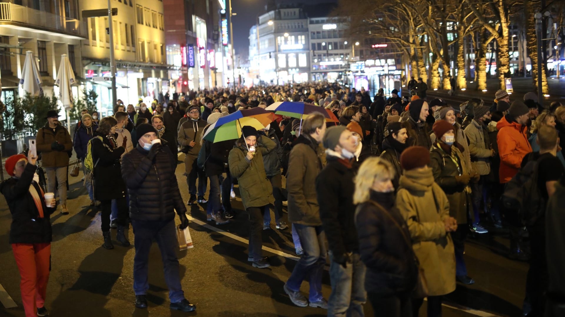 Demonstrierende in Köln: Mehr als 1.000 Menschen ziehen durch die Innenstadt. Demonstrierende in Köln: Mehr als 1.000 Menschen ziehen durch die Innenstadt.
