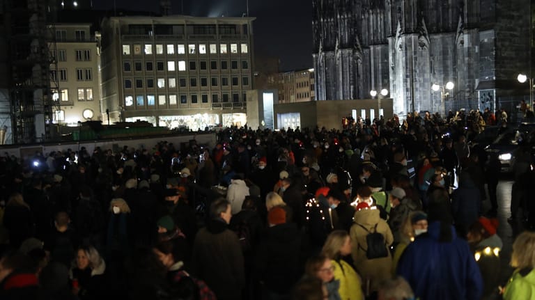 Menschen versammeln sich nahe des Kölner Doms: Nicht jeder hat sich an die Maskenpflicht gehalten.