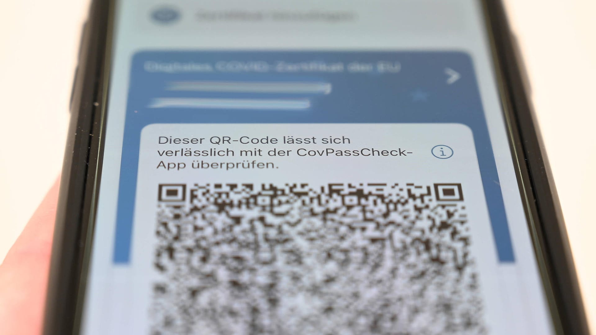 Corona-Warn-App: Vom Coronavirus genesene Personen sollen ihren Status künftig ausschließlich digital mit einem QR-Code nachweisen können.