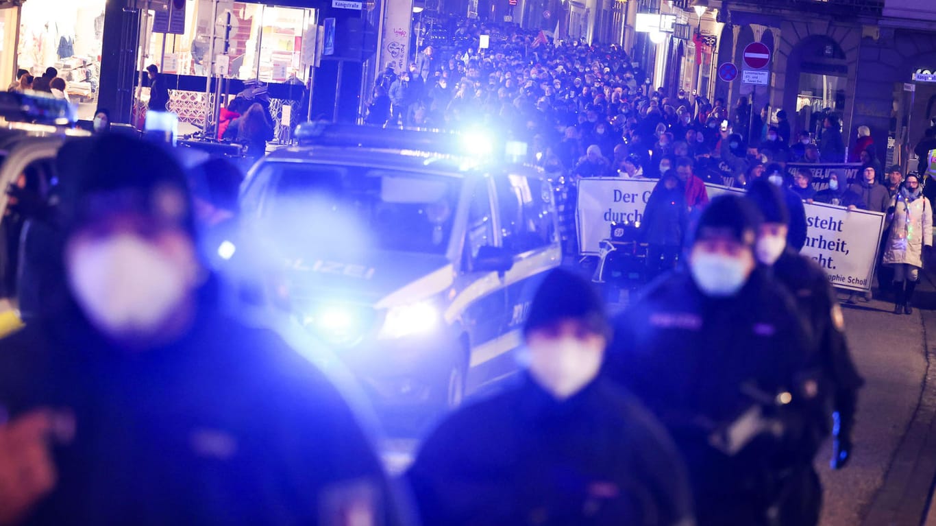 Polizisten vor einem Protestzug in Lübeck: Etwa 1.000 Menschen sollen sich laut Polizei daran beteiligt haben.