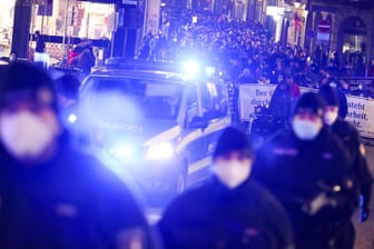 Polizisten vor einem Protestzug in Lübeck: Etwa 1.000 Menschen sollen sich laut Polizei daran beteiligt haben.