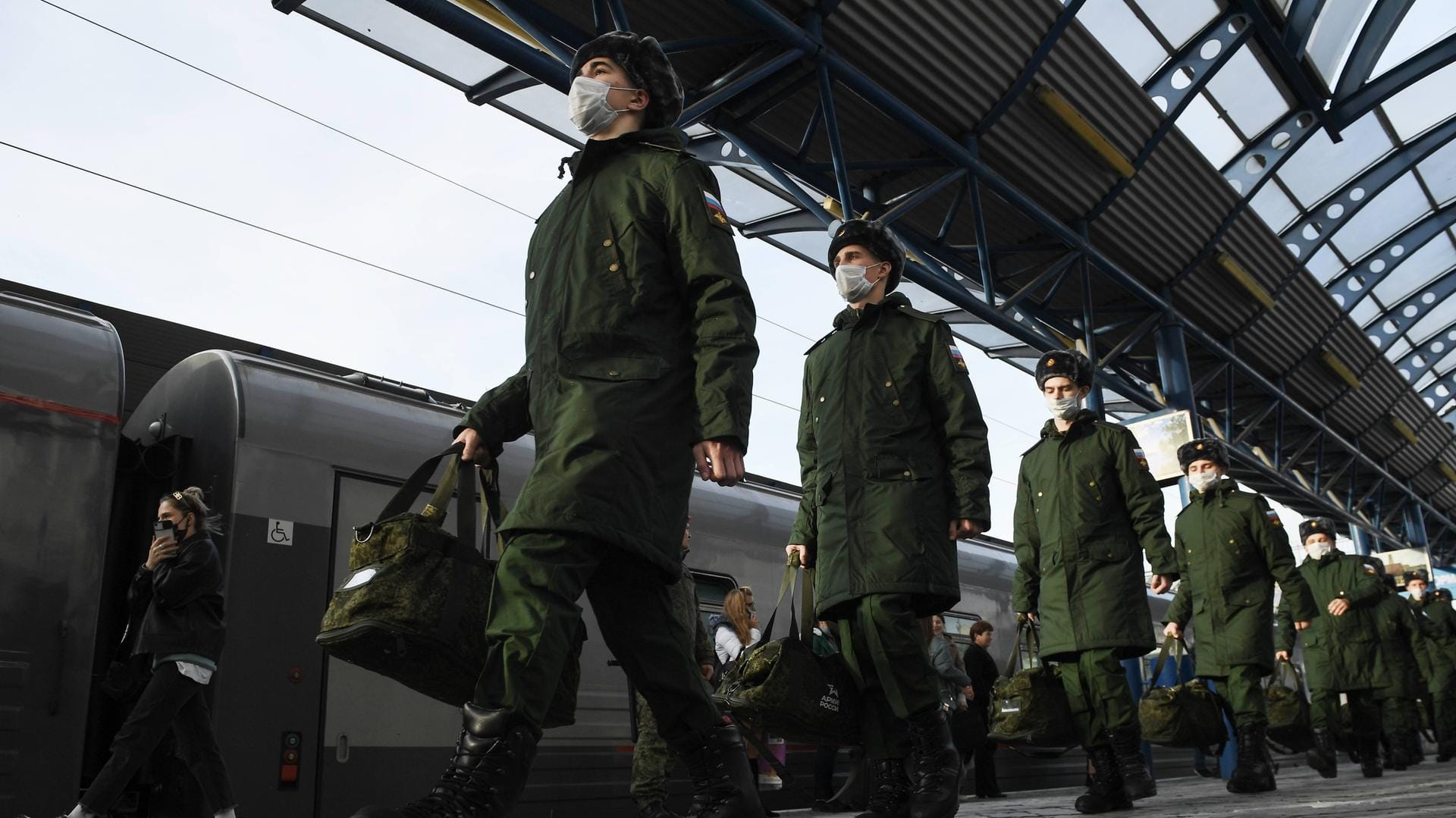 Russische Soldaten am Bahnhof von Sewastopol auf der besetzten Krim: Zuletzt wurden vermehrt russische Soldaten in das ukrainische Grenzgebiet verlegt.