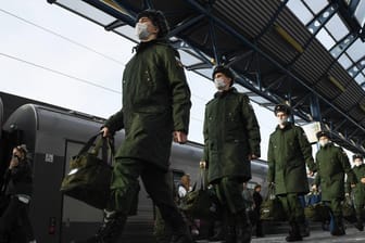 Russische Soldaten am Bahnhof von Sewastopol auf der besetzten Krim: Zuletzt wurden vermehrt russische Soldaten in das ukrainische Grenzgebiet verlegt.