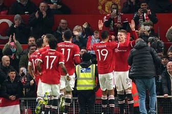 Die Spieler von Manchester United feiern das 1:0 gege- Aston Villa im Old Trafford.
