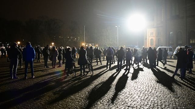 Demonstrierende stehen während einer Abschluss-Kundgebung gegen die Corona-Regeln auf dem Bassinplatz in Potsdam. Demonstrierende stehen während einer Abschluss-Kundgebung gegen die Corona-Regeln auf dem Bassinplatz in Potsdam.