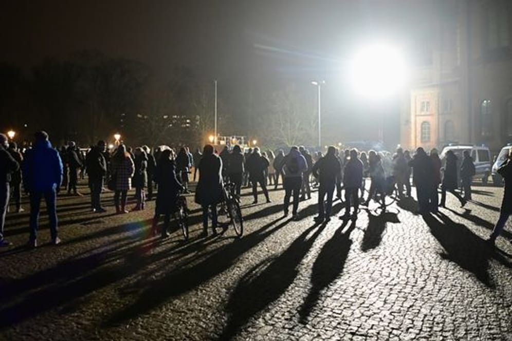 Demonstrierende stehen während einer Abschluss-Kundgebung gegen die Corona-Regeln auf dem Bassinplatz in Potsdam.
