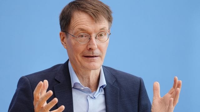 Gesundheitsminister Karl Lauterbach spricht während einer Pressekonferenz zur aktuellen Corona-Lage (Archivbild). Gesundheitsminister Karl Lauterbach spricht während einer Pressekonferenz zur aktuellen Corona-Lage (Archivbild).