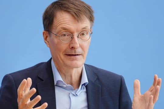 Gesundheitsminister Karl Lauterbach spricht während einer Pressekonferenz zur aktuellen Corona-Lage (Archivbild).