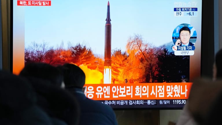 Eine Nachrichtensendung läuft im Bahnhof von Seoul: Nordkorea hat laut dem Süden einen neuen Raketentest unternommen.