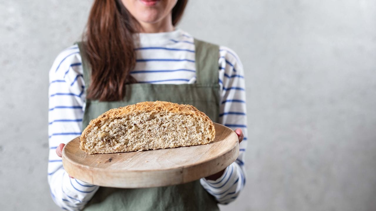 Caroline Nichols empfiehlt zum Backen von Hafer-Brot, das Hafermehl mit Dinkelvollkornmehl zu kombinieren.