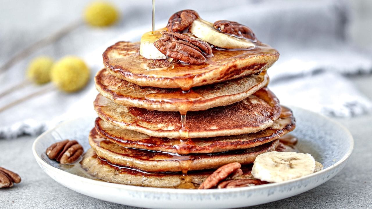 Bananen-Pancakes werden mit Haferdrink und Hafermehl zubereitet.