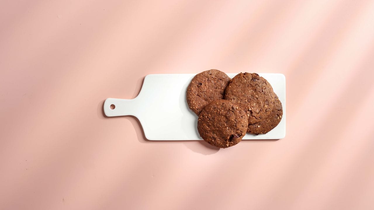 Double-Chocolate-Nuss-Cookies aus Hafermehl und Haselnusskernen haben nichts mehr mit einstigen trockenen Bio-Haferkeksen gemein.
