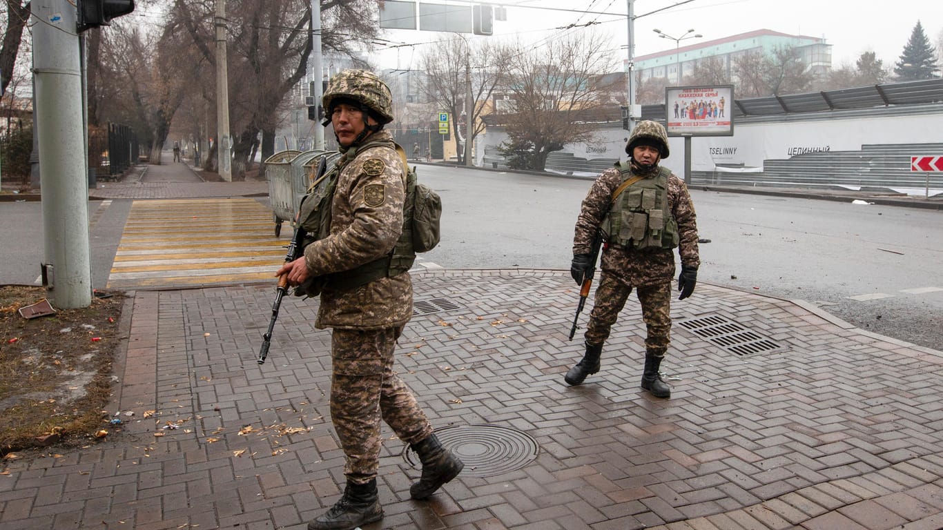 Kasachische Soldaten patrouillieren nach Zusammenstößen auf einer Straße: Kasachstan hat nach den Ausschreitungen einen neuen Regierungschef.