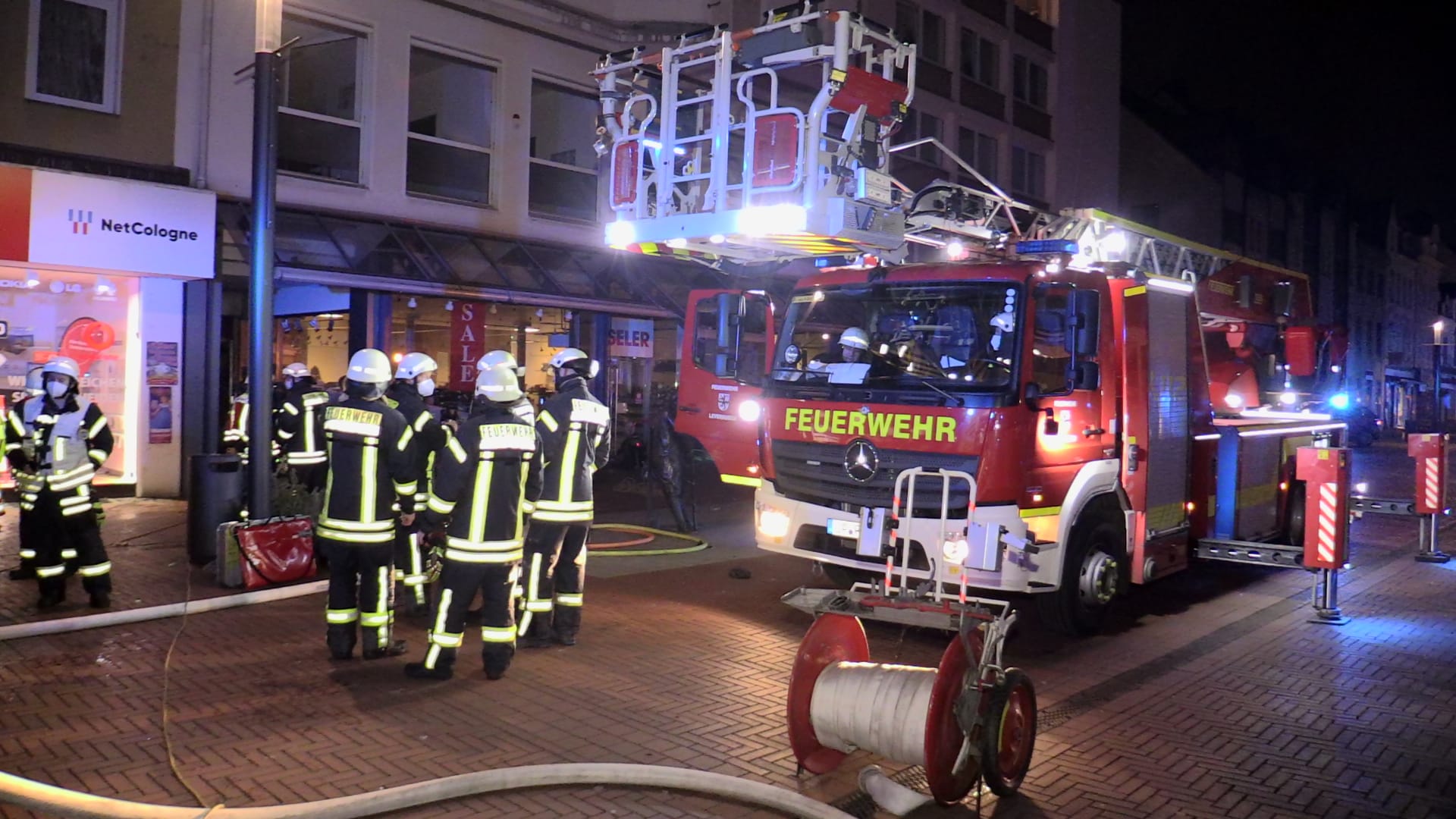 Einsatzkräfte der Feuerwehr vor dem Haus: Elf Personen wurden verletzt.