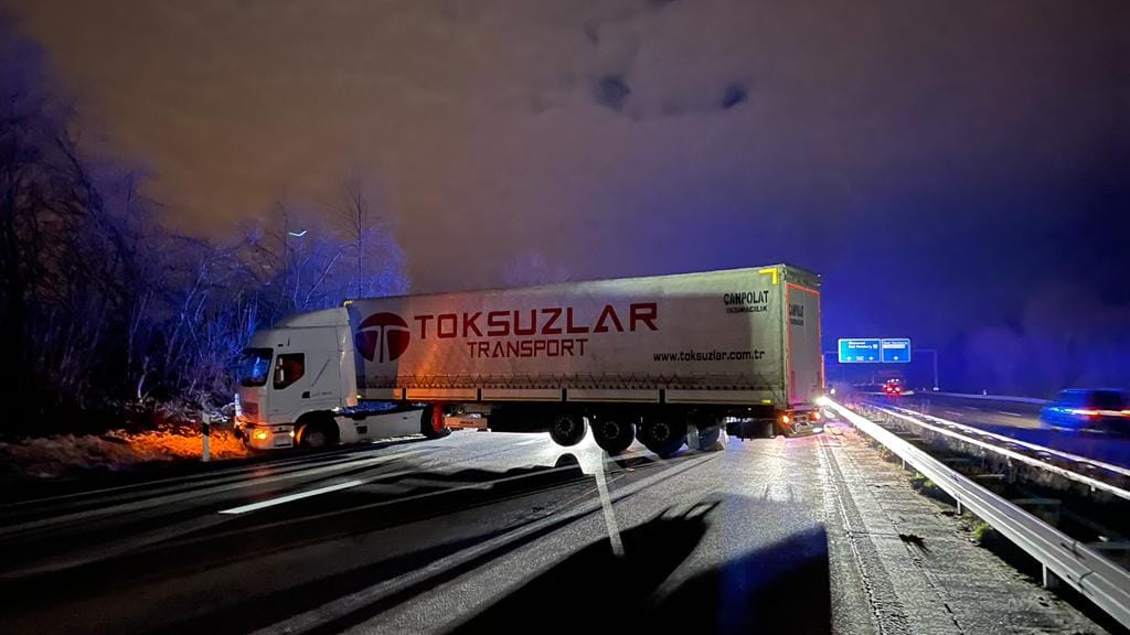 Der Lkw steht quer über der Autobahn 661: Es bildete sich ein langer Stau.