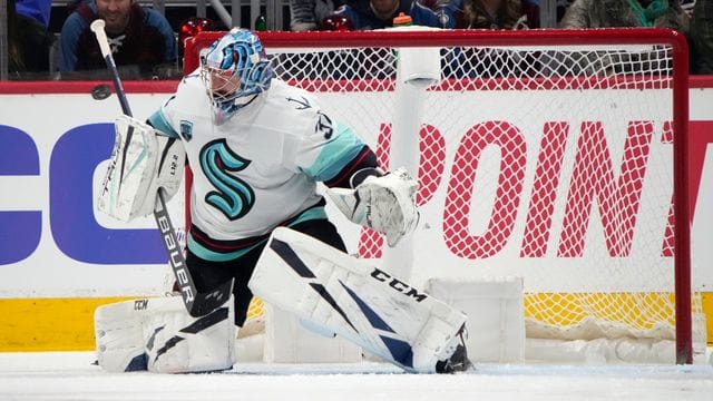 Seattle Kraken-Torwart Philipp Grubauer stoppt einen Schuss im zweiten Drittel. Seattle Kraken-Torwart Philipp Grubauer stoppt einen Schuss im zweiten Drittel.