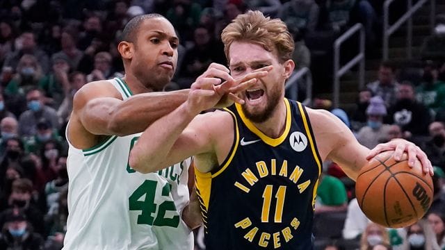 Pacers-Forward Domantas Sabonis (11) versucht an Bostons Center Al Horford (42) vorbeizuziehen.