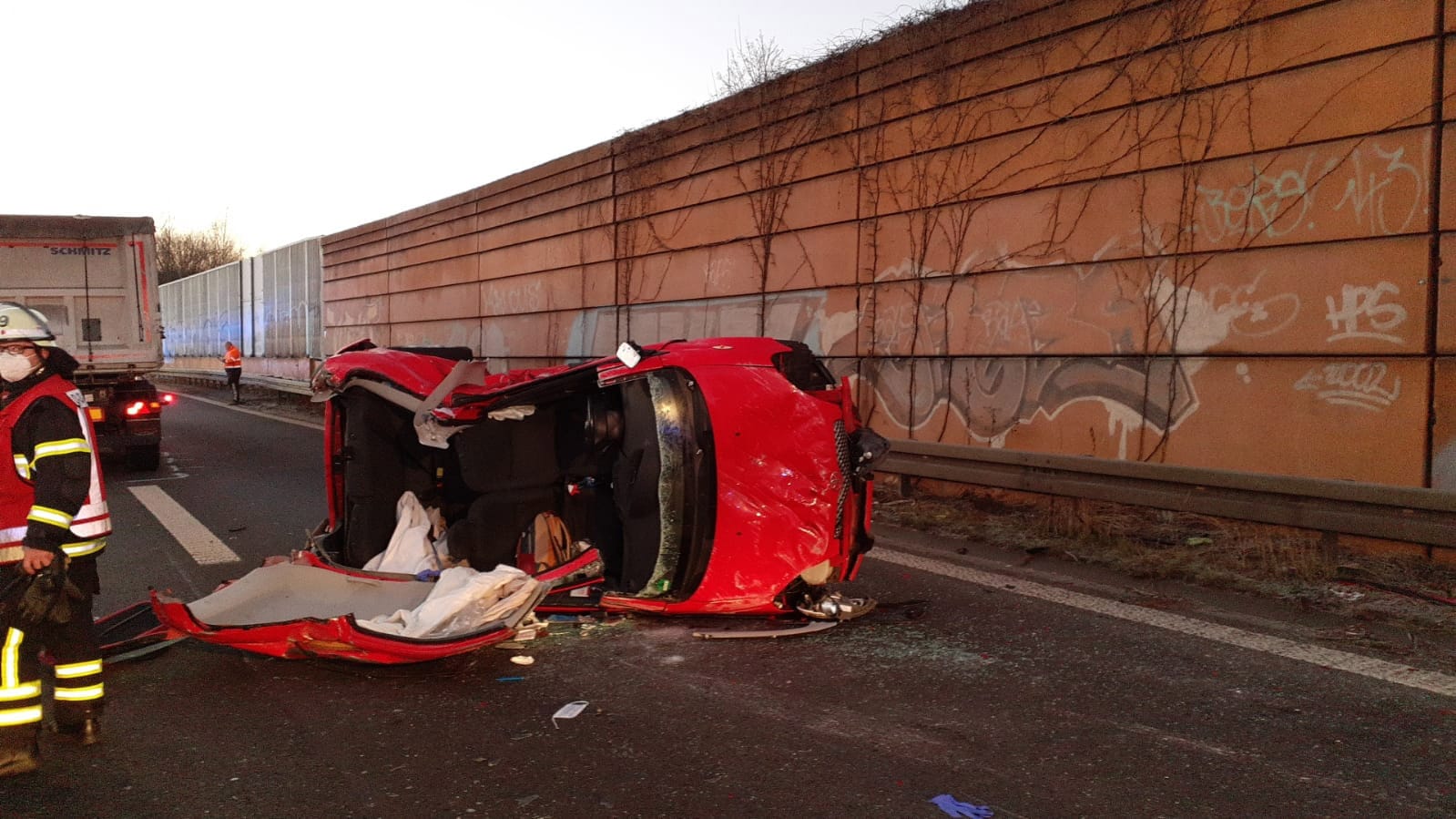 Das verunfallte Fahrzeug: Nach einem Unfall auf der B236 kam es zu einem großen Stau.