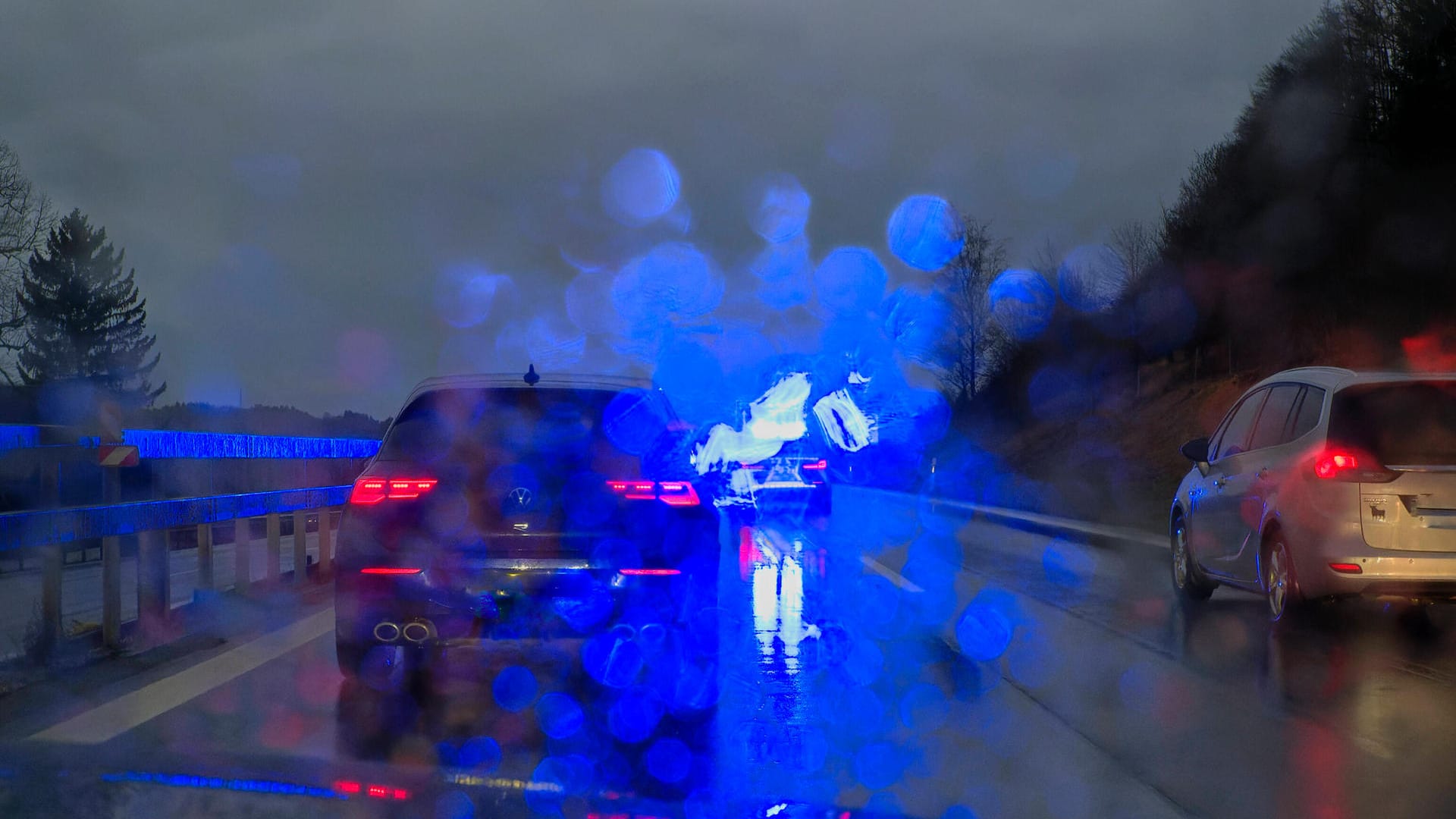 Ein Streifenwagen sperrt die Fahrbahn (Archivbild): Die Polizei musste die B2 bis zum Dienstagmorgen für die Bergung sperren.