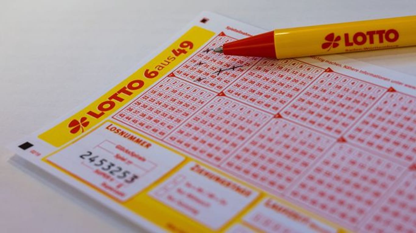 Ein Lottoschein und ein Kugelschreiber liegen auf einem Tisch (Symbolbild): Mehr als doppelt so viele Menschen haben in Niedersachen einen Millionenbetrag gewonnen.
