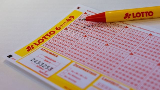 Ein Lottoschein und ein Kugelschreiber liegen auf einem Tisch (Symbolbild): Mehr als doppelt so viele Menschen haben in Niedersachen einen Millionenbetrag gewonnen.