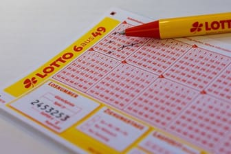 Ein Lottoschein und ein Kugelschreiber liegen auf einem Tisch (Symbolbild): Mehr als doppelt so viele Menschen haben in Niedersachen einen Millionenbetrag gewonnen.